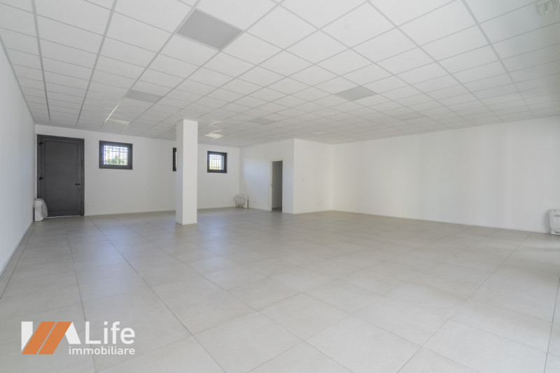 Proponiamo in affitto NUOVO locale commerciale di mq. 110 calpestabili, vetrinato fronte strada a...