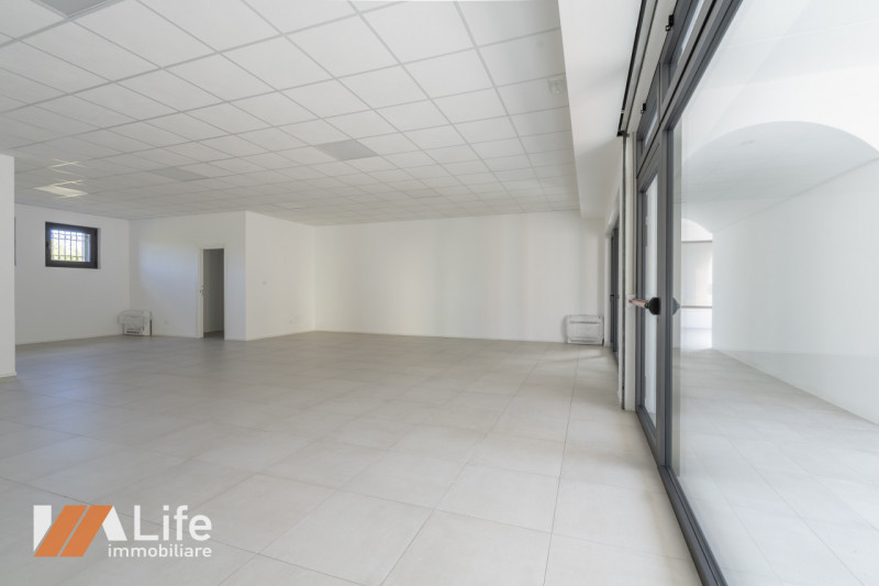 Proponiamo in affitto NUOVO locale commerciale di mq. 110 calpestabili, vetrinato fronte strada a...