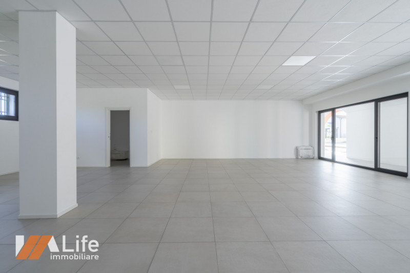 Proponiamo in affitto NUOVO locale commerciale di mq. 110 calpestabili, vetrinato fronte strada a...