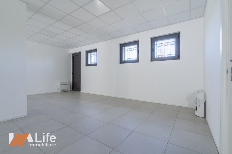 Proponiamo in affitto NUOVO locale commerciale di mq. 110 calpestabili, vetrinato fronte strada a...