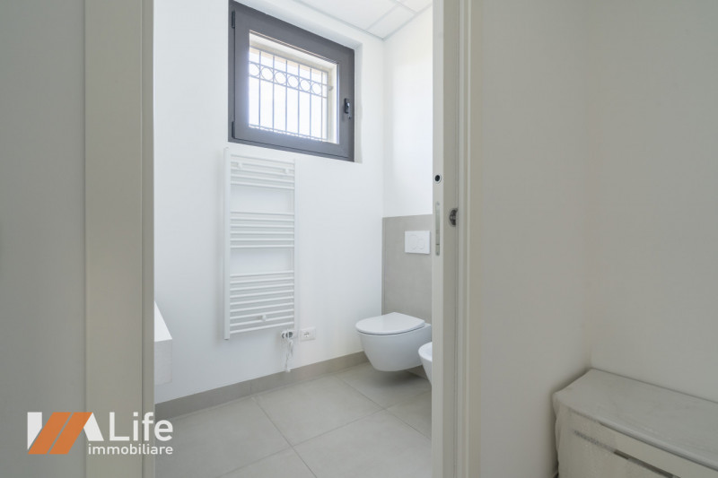 Proponiamo in affitto NUOVO locale commerciale di mq. 110 calpestabili, vetrinato fronte strada a...