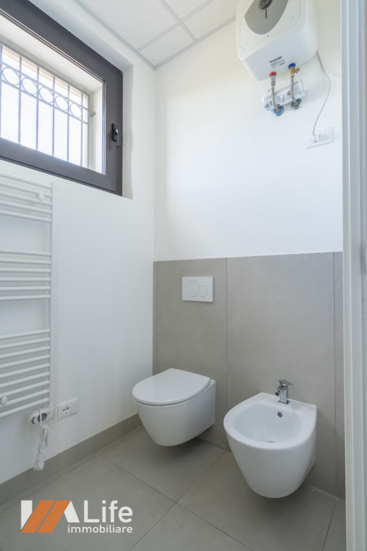 Proponiamo in affitto NUOVO locale commerciale di mq. 110 calpestabili, vetrinato fronte strada a...