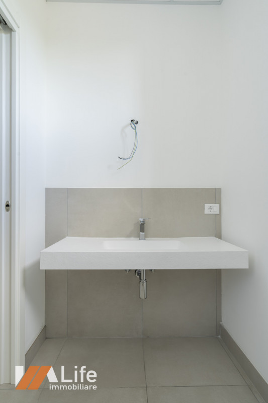 Proponiamo in affitto NUOVO locale commerciale di mq. 110 calpestabili, vetrinato fronte strada a...