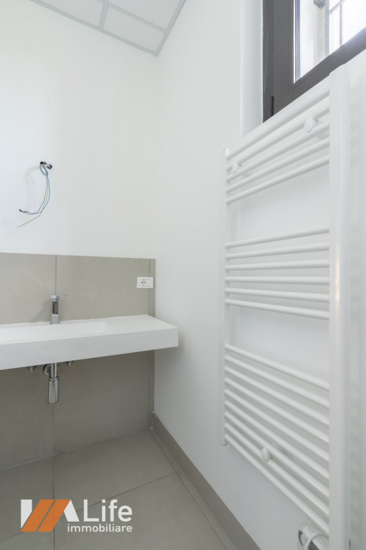 Proponiamo in affitto NUOVO locale commerciale di mq. 110 calpestabili, vetrinato fronte strada a...