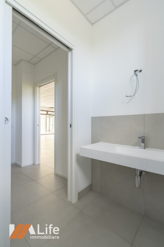 Proponiamo in affitto NUOVO locale commerciale di mq. 110 calpestabili, vetrinato fronte strada a...