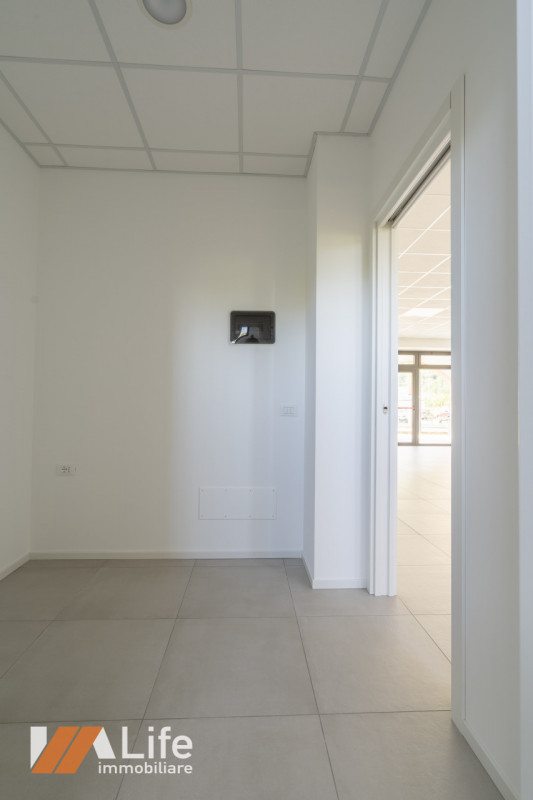 Proponiamo in affitto NUOVO locale commerciale di mq. 110 calpestabili, vetrinato fronte strada a...