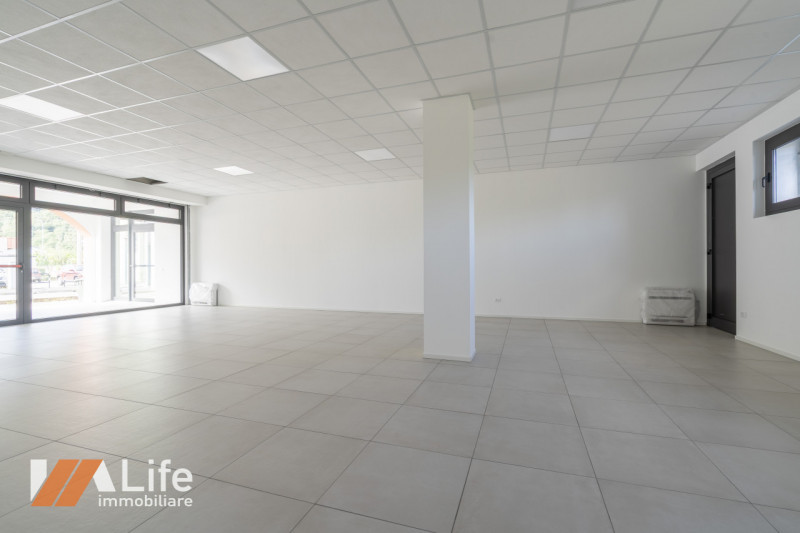 Proponiamo in affitto NUOVO locale commerciale di mq. 110 calpestabili, vetrinato fronte strada a...