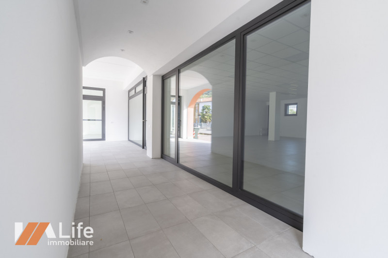 Proponiamo in affitto NUOVO locale commerciale di mq. 110 calpestabili, vetrinato fronte strada a...