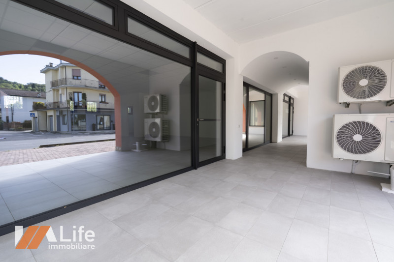 Proponiamo in affitto NUOVO locale commerciale di mq. 110 calpestabili, vetrinato fronte strada a...