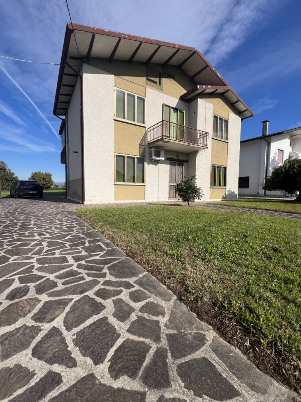 In zona verde e riservata a Marsango, proponiamo in esclusiva questa spaziosa casa singola svilup...