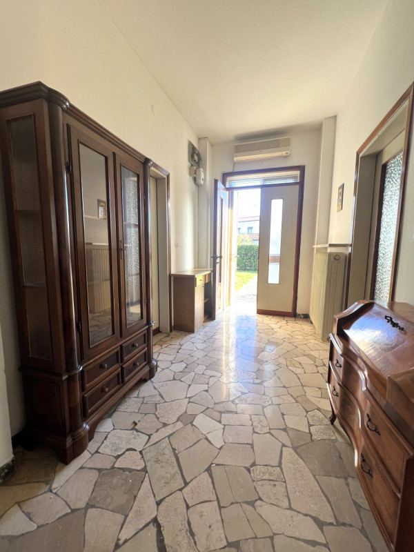 In zona verde e riservata a Marsango, proponiamo in esclusiva questa spaziosa casa singola svilup...