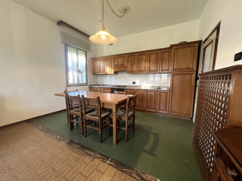 In zona verde e riservata a Marsango, proponiamo in esclusiva questa spaziosa casa singola svilup...