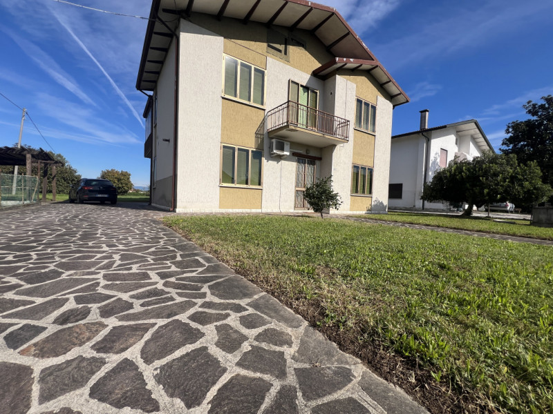 In zona verde e riservata a Marsango, proponiamo in esclusiva questa spaziosa casa singola svilup...