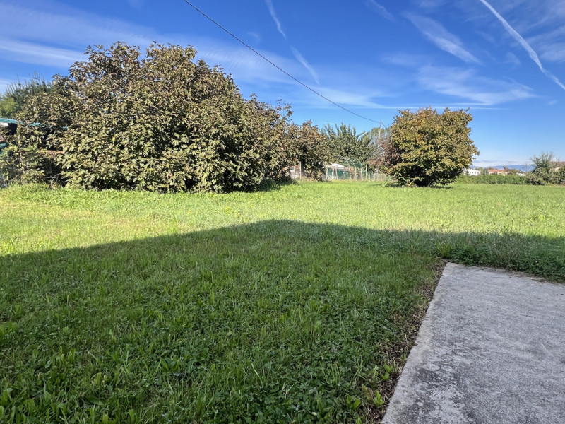 In zona verde e riservata a Marsango, proponiamo in esclusiva questa spaziosa casa singola svilup...