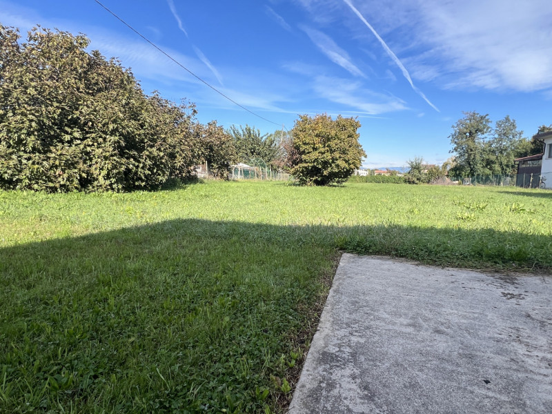 In zona verde e riservata a Marsango, proponiamo in esclusiva questa spaziosa casa singola svilup...