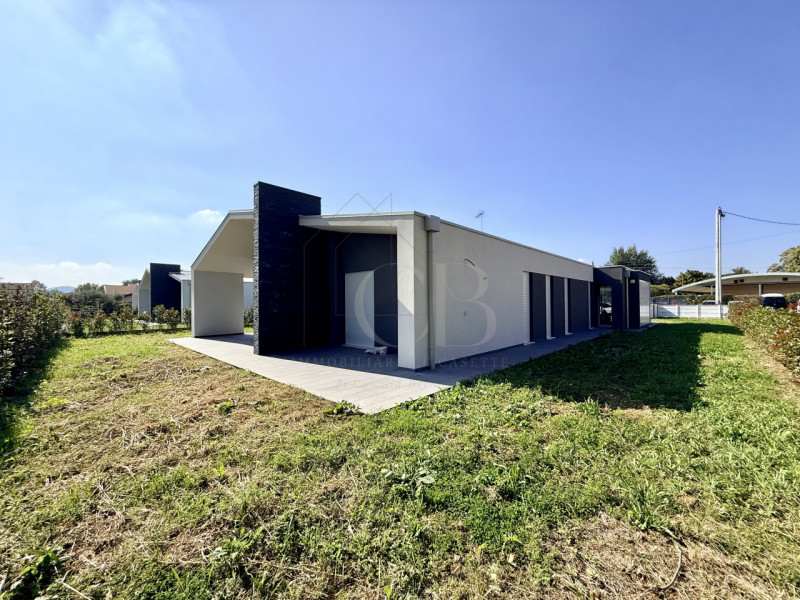 Nel cuore di Abano Terme, in posizione tranquilla ma comoda a tutti i servizi, proponiamo in vend...