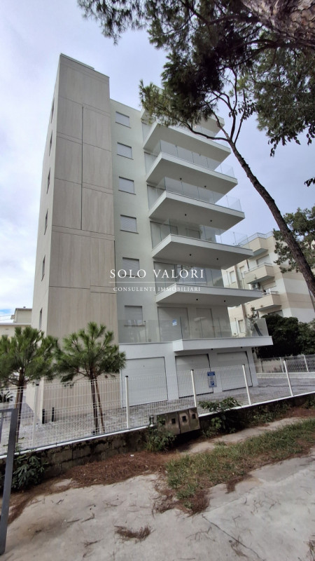 Rif. JC  (per info 3381655389 Andrea S.)

Scopri questo splendido appartamento quadrilocale situa...