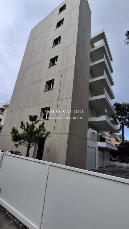 Rif. JC  (per info 3381655389 Andrea S.)

Scopri questo splendido appartamento quadrilocale situa...