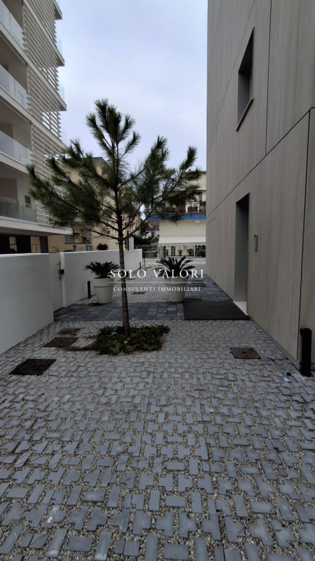 Rif. JC  (per info 3381655389 Andrea S.)

Scopri questo splendido appartamento quadrilocale situa...