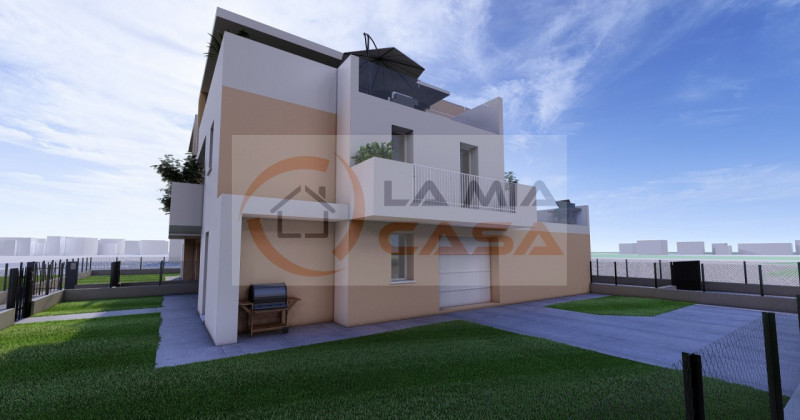 CAMPOLONGO CENTRO: appartamento situato al piano terra con scoperto di circa 130 mq dispone di zo...