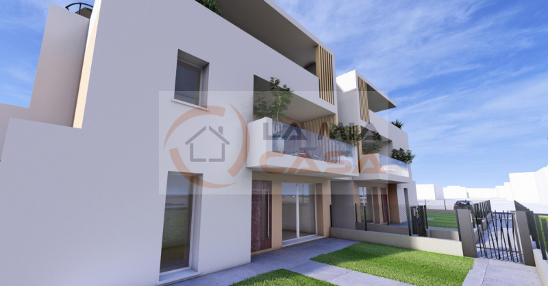 CAMPOLONGO CENTRO: appartamento situato al piano terra con scoperto di circa 130 mq dispone di zo...