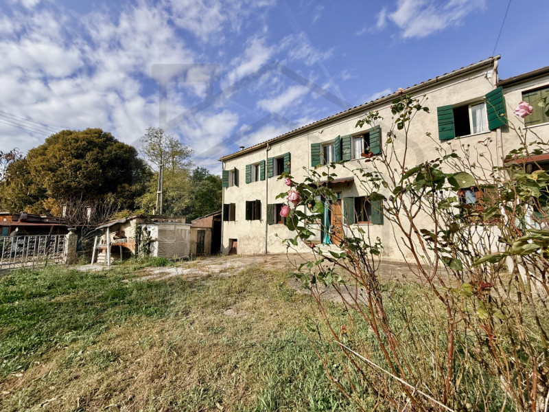 PERNUMIA – Al confine con Battaglia Terme, in splendida posizione verde e tranquilla, proponiamo ...