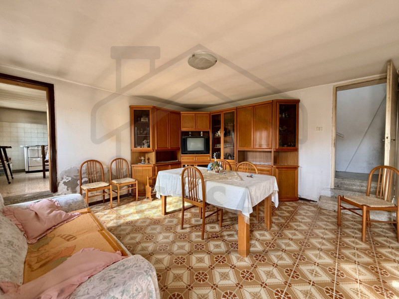 PERNUMIA – Al confine con Battaglia Terme, in splendida posizione verde e tranquilla, proponiamo ...