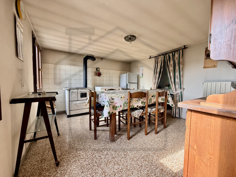 PERNUMIA – Al confine con Battaglia Terme, in splendida posizione verde e tranquilla, proponiamo ...