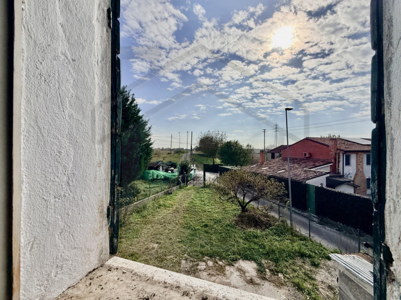 PERNUMIA – Al confine con Battaglia Terme, in splendida posizione verde e tranquilla, proponiamo ...