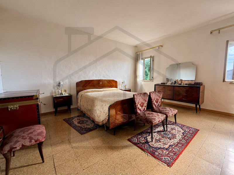 PERNUMIA – Al confine con Battaglia Terme, in splendida posizione verde e tranquilla, proponiamo ...