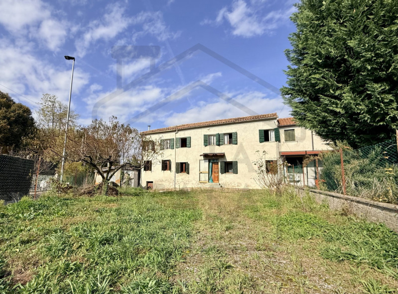 PERNUMIA – Al confine con Battaglia Terme, in splendida posizione verde e tranquilla, proponiamo ...