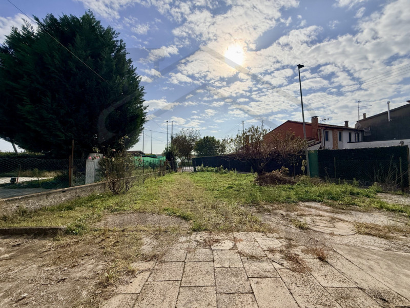 PERNUMIA – Al confine con Battaglia Terme, in splendida posizione verde e tranquilla, proponiamo ...