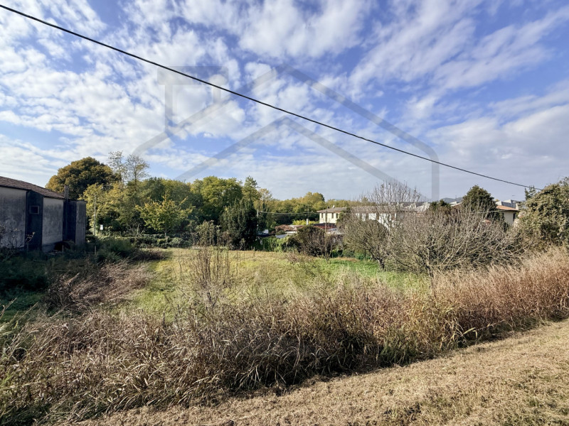 PERNUMIA – Al confine con Battaglia Terme, in splendida posizione verde e tranquilla, proponiamo ...