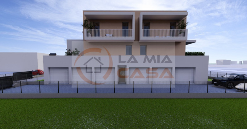 CAMPOLONGO CENTRO: appartamento situato al piano terra con scoperto di circa 125 mq dispone di zo...