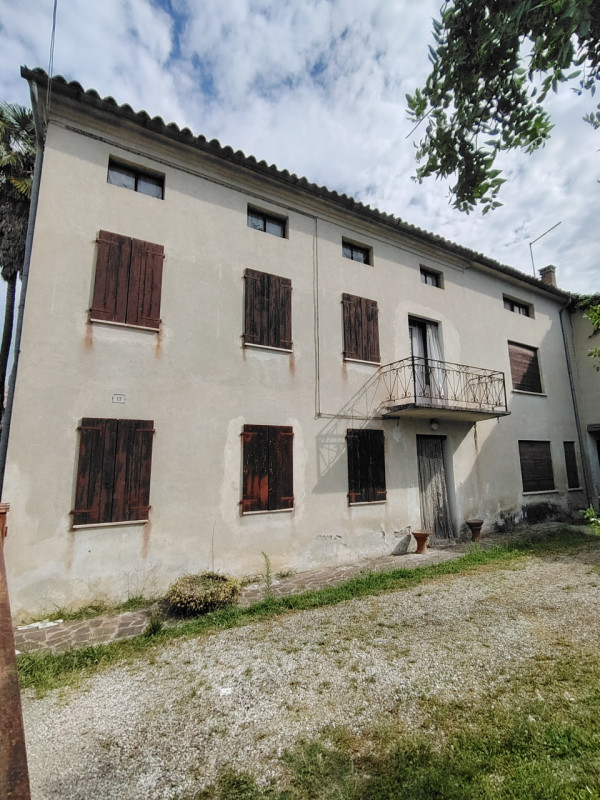 Scoprite questa affascinante e particolare a Mussolente. Proponiamo in vendita un rustico di gene...