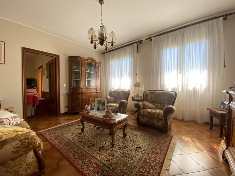 Scopri questa affascinante casa singola situata nel cuore di Zeminiana, una frazione del comune d...