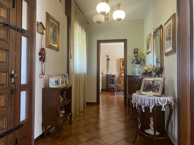 Scopri questa affascinante casa singola situata nel cuore di Zeminiana, una frazione del comune d...