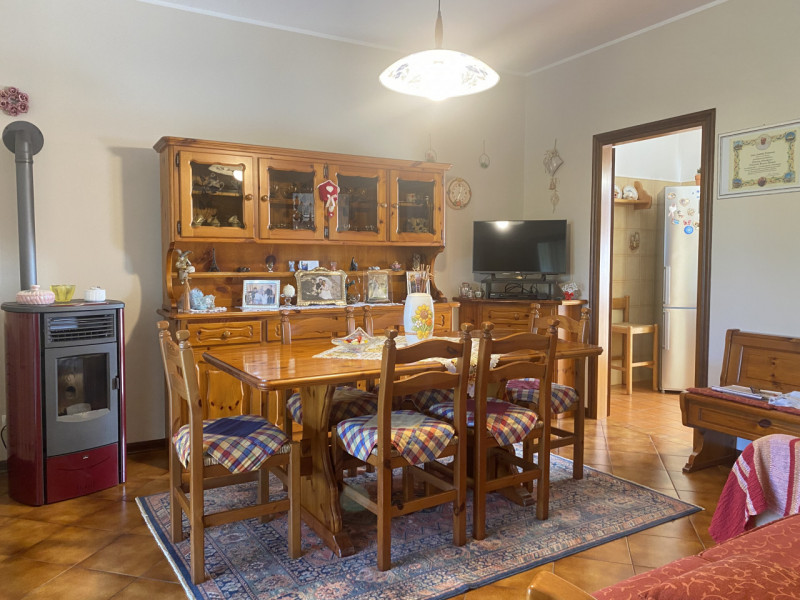 Scopri questa affascinante casa singola situata nel cuore di Zeminiana, una frazione del comune d...