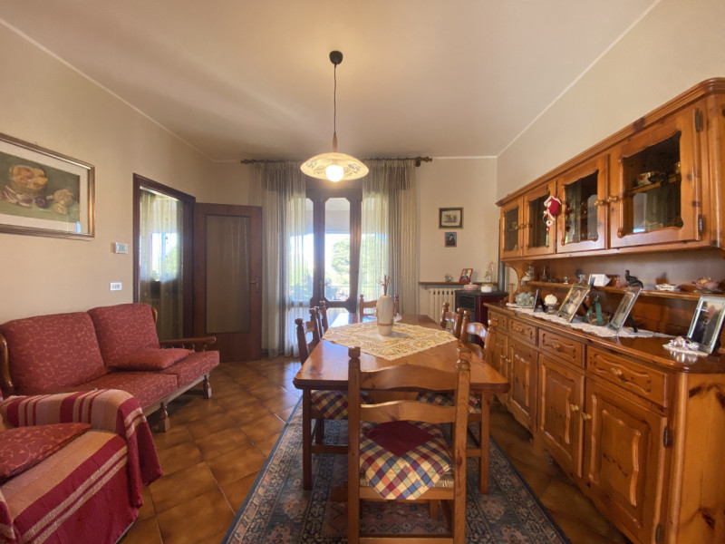 Scopri questa affascinante casa singola situata nel cuore di Zeminiana, una frazione del comune d...