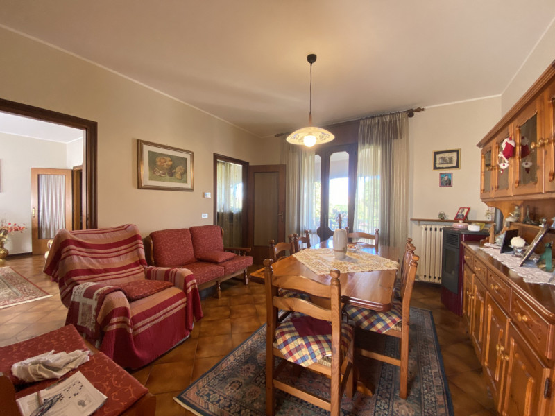 Scopri questa affascinante casa singola situata nel cuore di Zeminiana, una frazione del comune d...