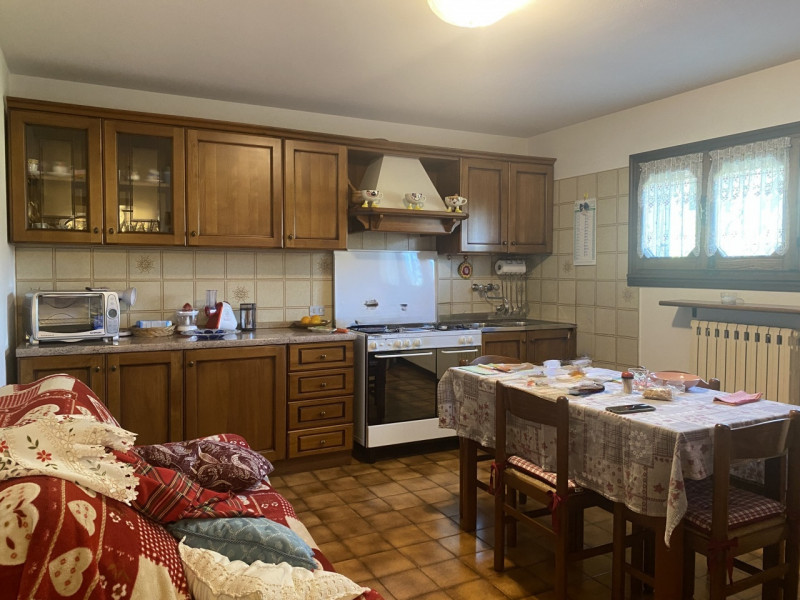 Scopri questa affascinante casa singola situata nel cuore di Zeminiana, una frazione del comune d...