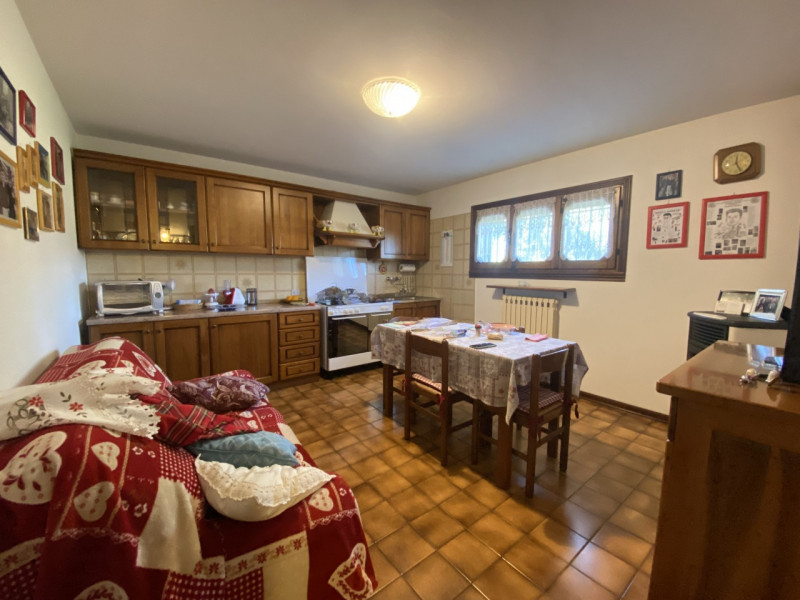 Scopri questa affascinante casa singola situata nel cuore di Zeminiana, una frazione del comune d...