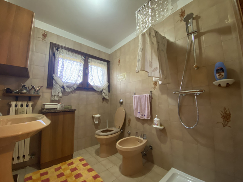 Scopri questa affascinante casa singola situata nel cuore di Zeminiana, una frazione del comune d...