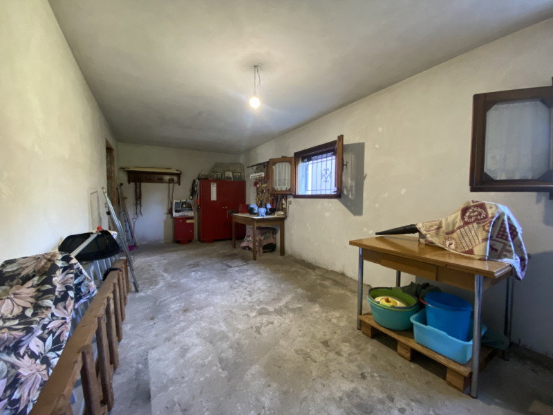 Scopri questa affascinante casa singola situata nel cuore di Zeminiana, una frazione del comune d...