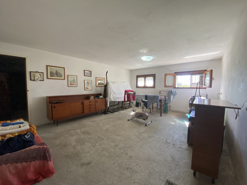 Scopri questa affascinante casa singola situata nel cuore di Zeminiana, una frazione del comune d...