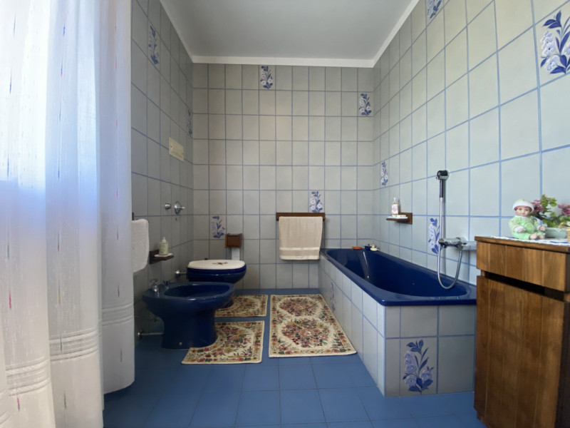 Scopri questa affascinante casa singola situata nel cuore di Zeminiana, una frazione del comune d...