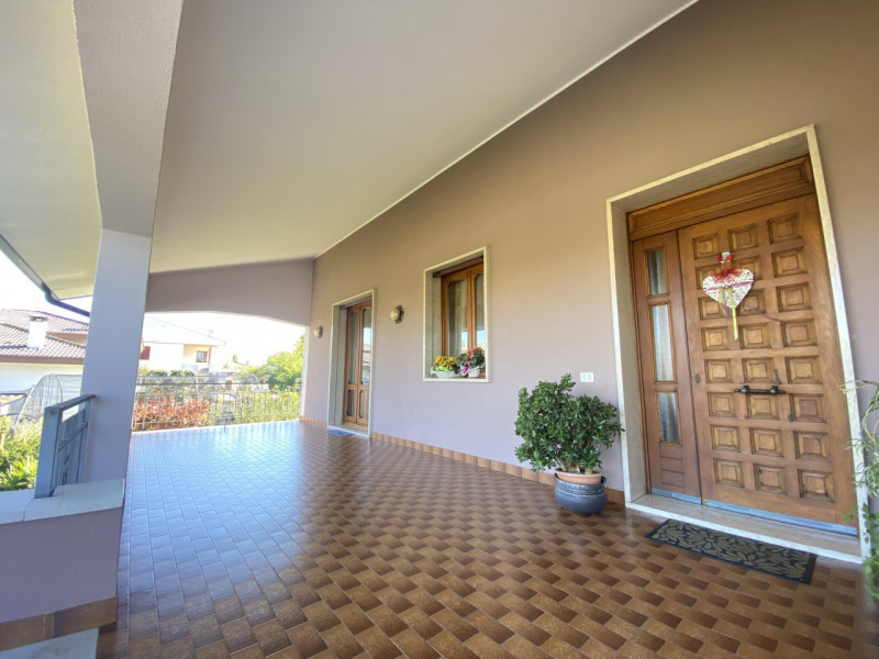 Scopri questa affascinante casa singola situata nel cuore di Zeminiana, una frazione del comune d...