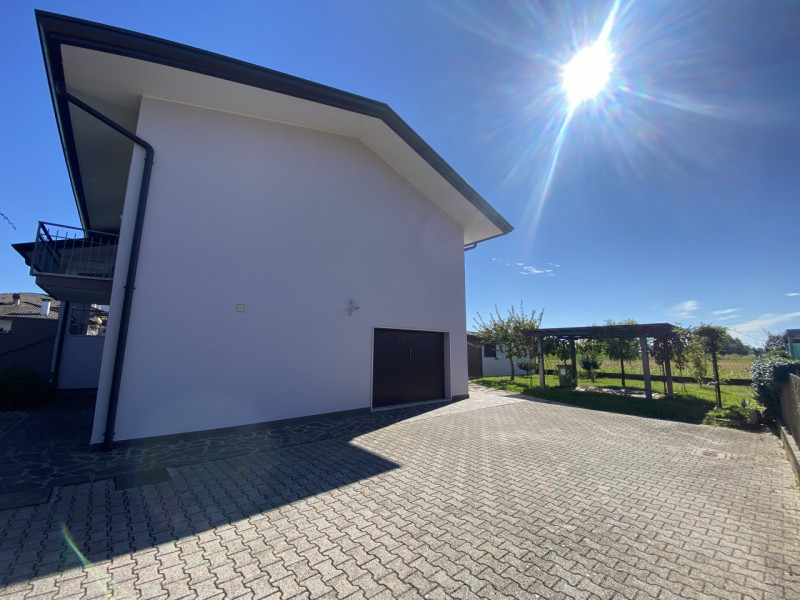 Scopri questa affascinante casa singola situata nel cuore di Zeminiana, una frazione del comune d...