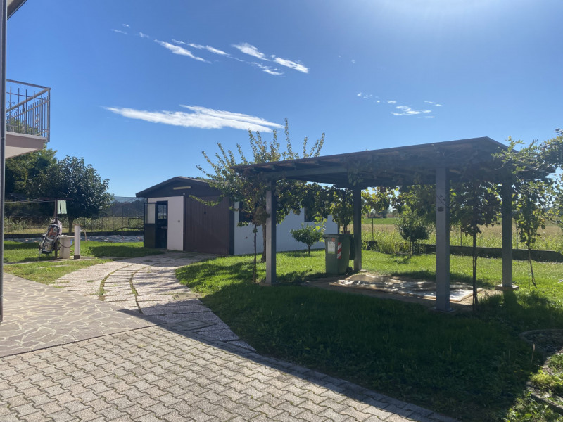 Scopri questa affascinante casa singola situata nel cuore di Zeminiana, una frazione del comune d...