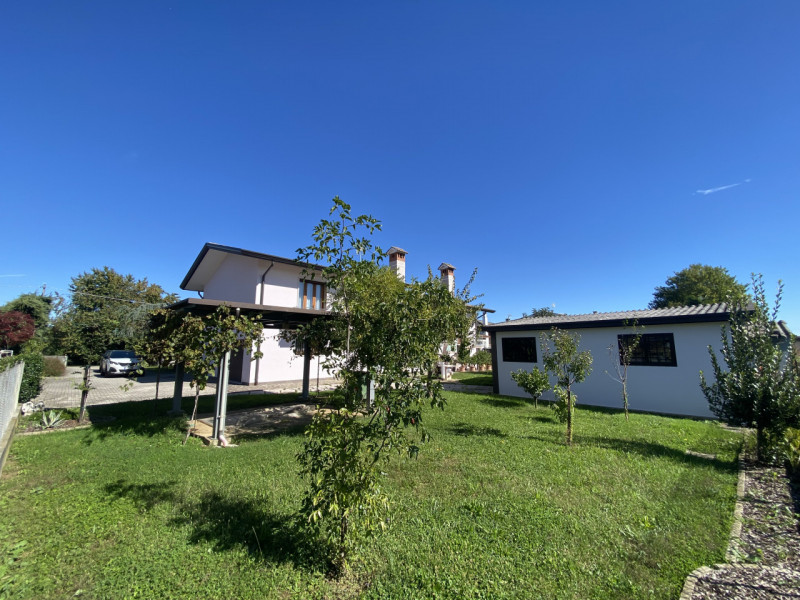 Scopri questa affascinante casa singola situata nel cuore di Zeminiana, una frazione del comune d...